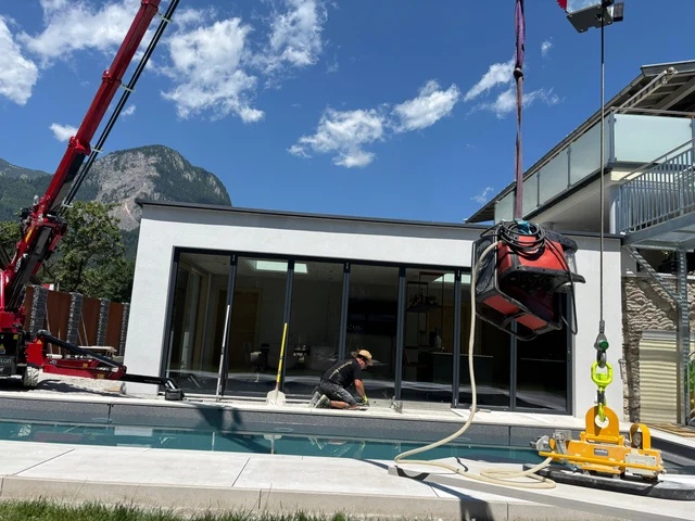 Verlegearbeiten mit Hebetechnik an der Poolterrasse.