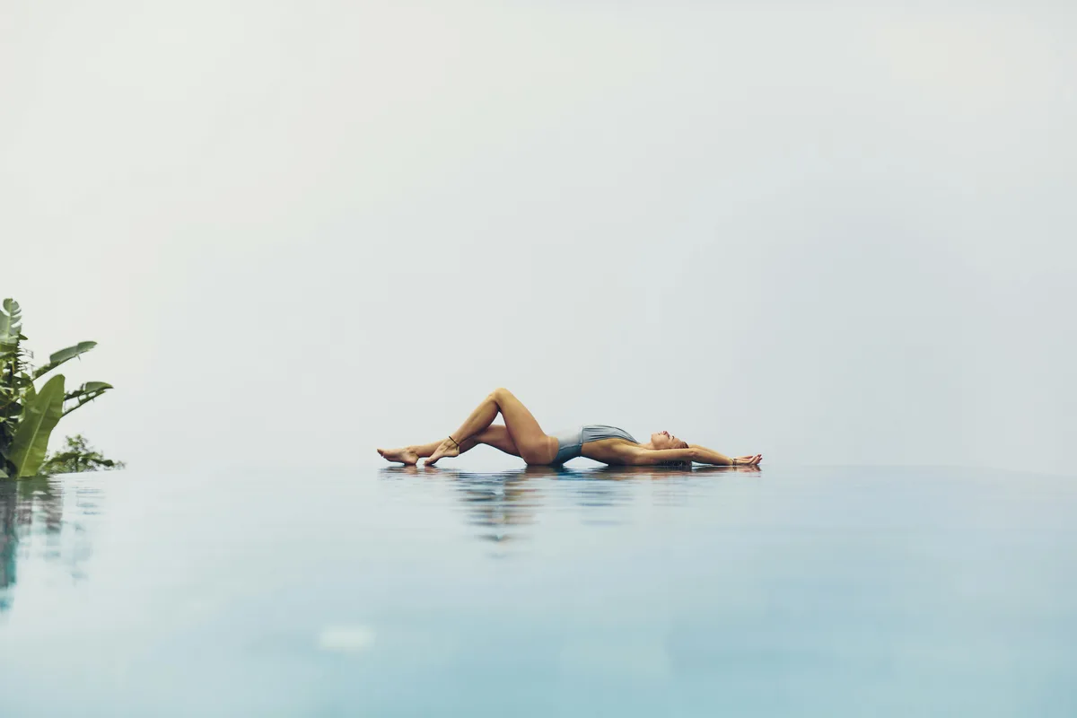 Entspannter Moment am Wasser eines Infinity-Pools
